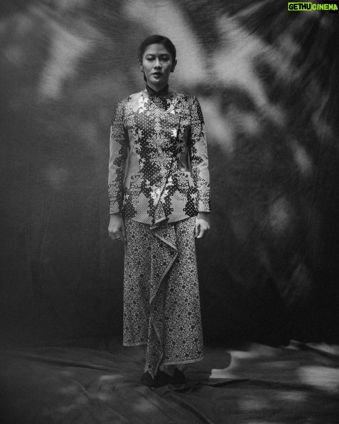 Dian Sastrowardoyo Instagram - The distinctive Kebaya Janggan from Yogyakarta derives its name from the Javanese term “Janggan,” eloquently signifying an ensemble that gracefully covers the neck. By bringing Kebaya Janggan into the spotlight, @hagaipakan initially sought to elevate the fashion allure of the costume showcased in Gadis Kretek. View the article via the link in bio. @therealdisastr wears a custom-made organza Kebaya Janggan with #SAPTOJOPattern Kadazan leitmotifs and Sitta Heels, both in Nero palette. Photographer: @bramsky.bramsky Fashion Stylist: @hagaipakan Makeup Artist: @ryanogilvy Hair Stylist: @iwanetaufik_hair Location: @thedharmawangsa #SAPTOJOHeritage #SAPTOJOBerkain #SAPTOJOEditorial