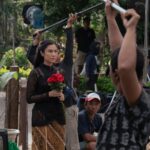 Dian Sastrowardoyo Instagram – Emang masih ada yg gamon?
