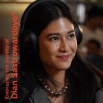 Dian Sastrowardoyo Instagram - Ternyata di layar kaca sama aslinya banyak hal yang baru kita tau tentang @therealdisastr setelah obrolan kemarin 👀 Dengerin obrolan Dian Sastrowardoyo dengan Iyas Lawrence di YouTube dan Spotify Makna Talks. #TheFridayPodcast #MaknaTalks