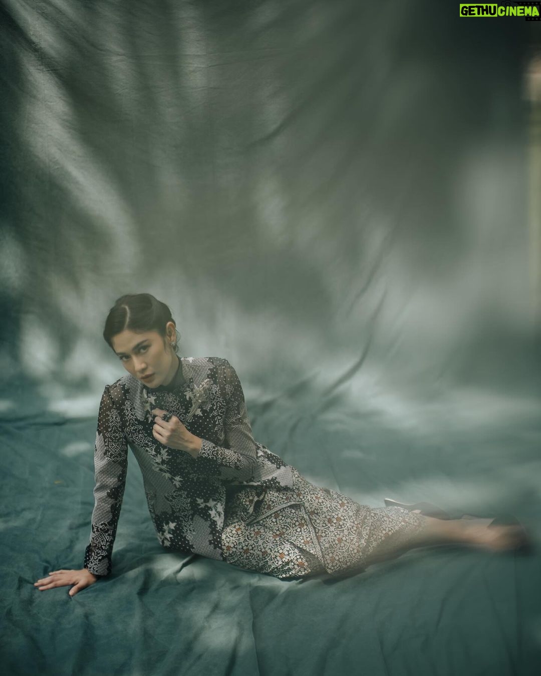 Dian Sastrowardoyo Instagram - The distinctive Kebaya Janggan from Yogyakarta derives its name from the Javanese term “Janggan,” eloquently signifying an ensemble that gracefully covers the neck. By bringing Kebaya Janggan into the spotlight, @hagaipakan initially sought to elevate the fashion allure of the costume showcased in Gadis Kretek. View the article via the link in bio. @therealdisastr wears a custom-made organza Kebaya Janggan with #SAPTOJOPattern Kadazan leitmotifs and Sitta Heels, both in Nero palette. Photographer: @bramsky.bramsky Fashion Stylist: @hagaipakan Makeup Artist: @ryanogilvy Hair Stylist: @iwanetaufik_hair Location: @thedharmawangsa #SAPTOJOHeritage #SAPTOJOBerkain #SAPTOJOEditorial