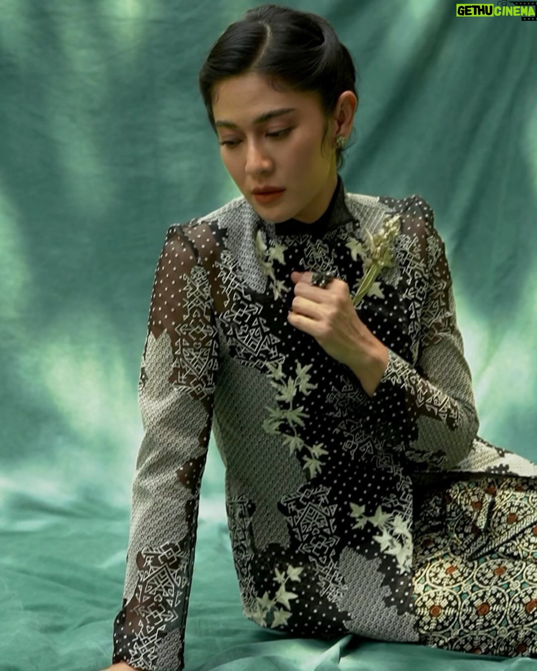 Dian Sastrowardoyo Instagram - The distinctive Kebaya Janggan from Yogyakarta derives its name from the Javanese term “Janggan,” eloquently signifying an ensemble that gracefully covers the neck. By bringing Kebaya Janggan into the spotlight, @hagaipakan initially sought to elevate the fashion allure of the costume showcased in Gadis Kretek. View the article via the link in bio. @therealdisastr wears a custom-made organza Kebaya Janggan with #SAPTOJOPattern Kadazan leitmotifs and Sitta Heels, both in Nero palette. Photographer: @bramsky.bramsky Fashion Stylist: @hagaipakan Makeup Artist: @ryanogilvy Hair Stylist: @iwanetaufik_hair Location: @thedharmawangsa #SAPTOJOHeritage #SAPTOJOBerkain #SAPTOJOEditorial