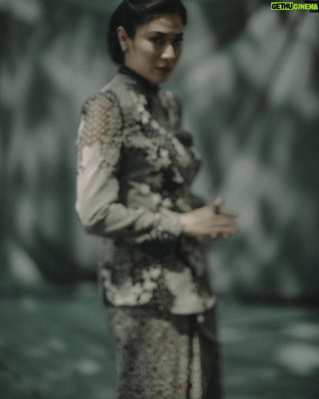 Dian Sastrowardoyo Instagram - The distinctive Kebaya Janggan from Yogyakarta derives its name from the Javanese term “Janggan,” eloquently signifying an ensemble that gracefully covers the neck. By bringing Kebaya Janggan into the spotlight, @hagaipakan initially sought to elevate the fashion allure of the costume showcased in Gadis Kretek. View the article via the link in bio. @therealdisastr wears a custom-made organza Kebaya Janggan with #SAPTOJOPattern Kadazan leitmotifs and Sitta Heels, both in Nero palette. Photographer: @bramsky.bramsky Fashion Stylist: @hagaipakan Makeup Artist: @ryanogilvy Hair Stylist: @iwanetaufik_hair Location: @thedharmawangsa #SAPTOJOHeritage #SAPTOJOBerkain #SAPTOJOEditorial