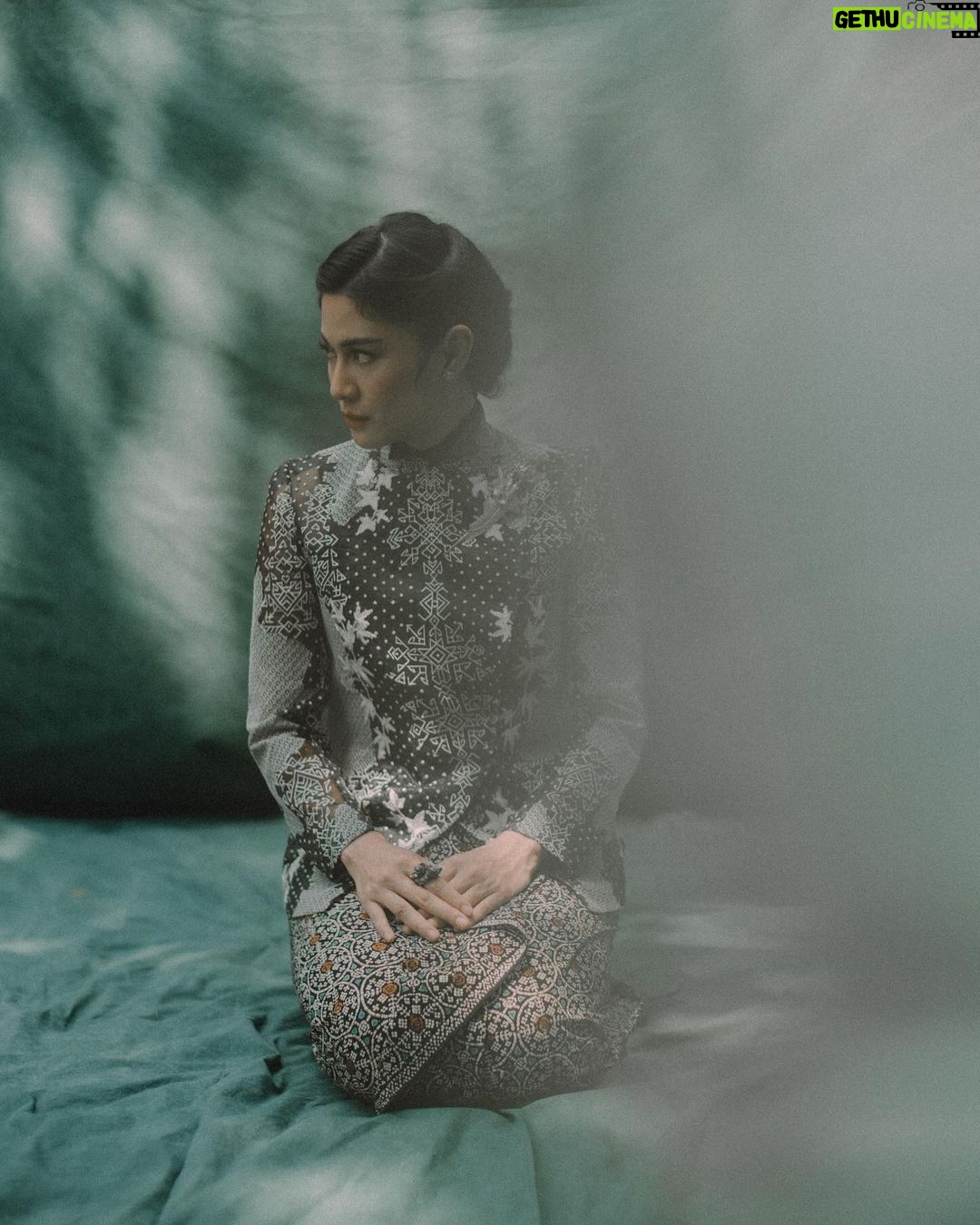 Dian Sastrowardoyo Instagram - The distinctive Kebaya Janggan from Yogyakarta derives its name from the Javanese term “Janggan,” eloquently signifying an ensemble that gracefully covers the neck. By bringing Kebaya Janggan into the spotlight, @hagaipakan initially sought to elevate the fashion allure of the costume showcased in Gadis Kretek. View the article via the link in bio. @therealdisastr wears a custom-made organza Kebaya Janggan with #SAPTOJOPattern Kadazan leitmotifs and Sitta Heels, both in Nero palette. Photographer: @bramsky.bramsky Fashion Stylist: @hagaipakan Makeup Artist: @ryanogilvy Hair Stylist: @iwanetaufik_hair Location: @thedharmawangsa #SAPTOJOHeritage #SAPTOJOBerkain #SAPTOJOEditorial