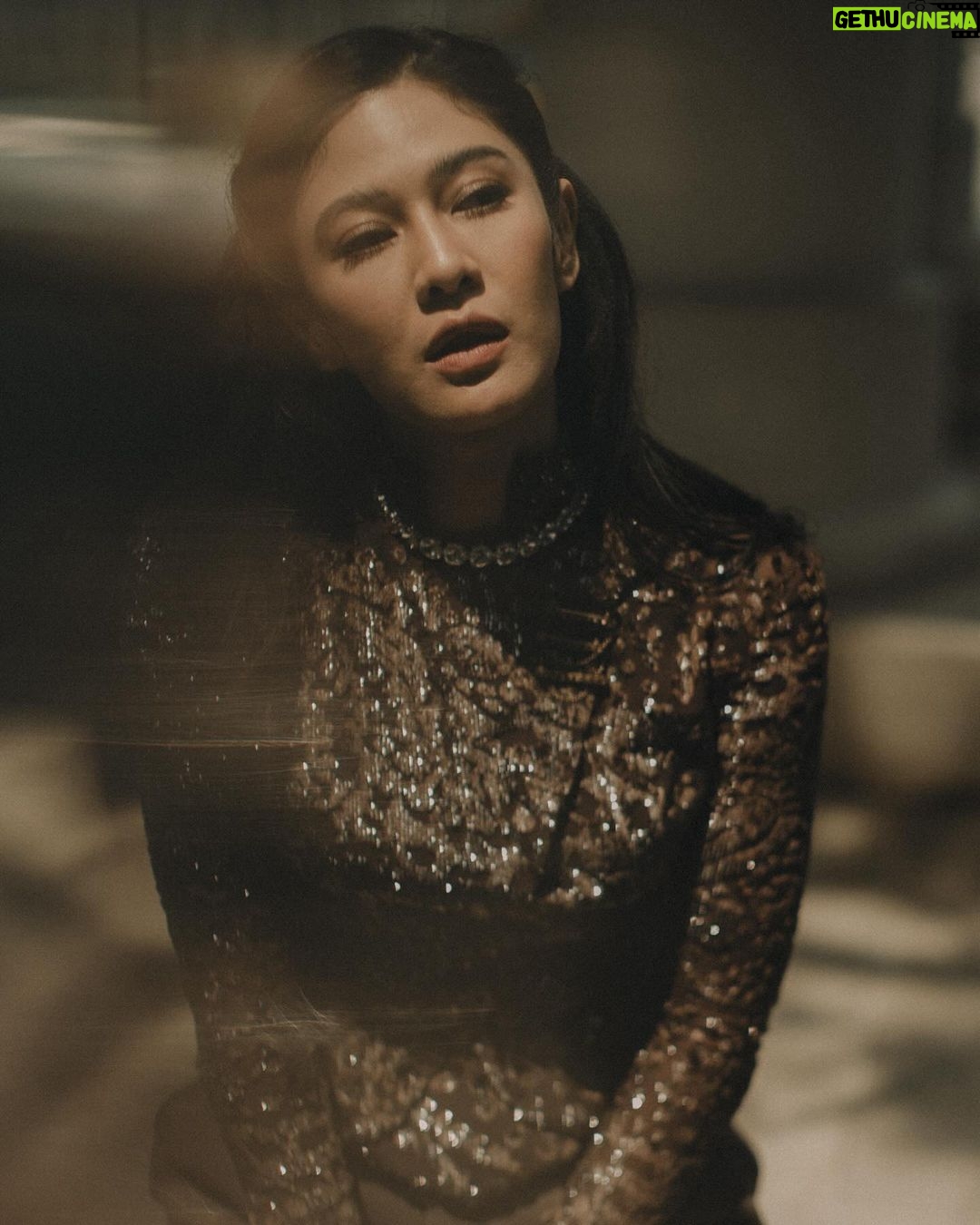 Dian Sastrowardoyo Instagram - Driven by a shared inspiration of Jeng Yah’s charismatic figure and compelling narrative from the critically acclaimed ‘Gadis Kretek’ series, costume designer @hagaipakan and @therealdisastr, who portrayed the role of Dasiyah, aspire to craft a response, channeling their gratitude and acknowledging the appreciation through this latest edition of SAPTOJO editorial. Read the full article via link in bio. Dian Sastrowardoyo wears a custom Kebaya Janggan embroidered with lurex and velvet, paired with double-waisted Amba pants, both in in Agro Dolce colorway. Photographer: @bramsky.bramsky Fashion Stylist: @hagaipakan Makeup Artist: @ryanogilvy Hair Stylist: @iwanetaufik_hair Location: @thedharmawangsa #SAPTOJOHeritage #SAPTOJOBerkain #SAPTOJOEditorial