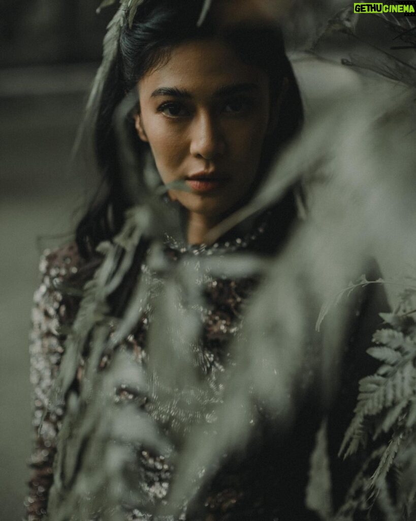 Dian Sastrowardoyo Instagram - Driven by a shared inspiration of Jeng Yah’s charismatic figure and compelling narrative from the critically acclaimed ‘Gadis Kretek’ series, costume designer @hagaipakan and @therealdisastr, who portrayed the role of Dasiyah, aspire to craft a response, channeling their gratitude and acknowledging the appreciation through this latest edition of SAPTOJO editorial. Read the full article via link in bio. Dian Sastrowardoyo wears a custom Kebaya Janggan embroidered with lurex and velvet, paired with double-waisted Amba pants, both in in Agro Dolce colorway. Photographer: @bramsky.bramsky Fashion Stylist: @hagaipakan Makeup Artist: @ryanogilvy Hair Stylist: @iwanetaufik_hair Location: @thedharmawangsa #SAPTOJOHeritage #SAPTOJOBerkain #SAPTOJOEditorial