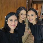 Dian Sastrowardoyo Instagram – The Lady Bosses in #RatuAdil 
Kok bisa-bisanya kita tiga-tiganya alumni SMA Tarakanita I. 

Mba @irawbw Tarki ’86, mba @dominique_sanda Tarki ’94, aku Tarki 2000. Kolaborasi lintas generasi murid suster Frankie. Vivatar! Edisi keaktoran.