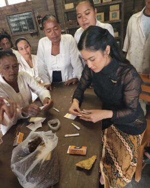 Dian Sastrowardoyo Instagram - In between takes.

#GadisKreteknetflix 
#GadisKretek
#CigaretteGirlNetflix