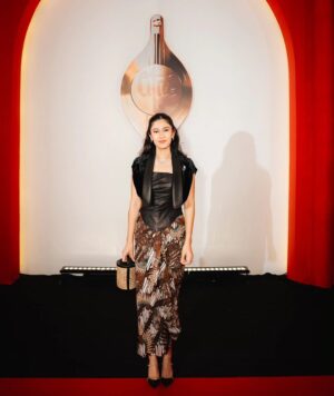 Dian Sastrowardoyo Instagram - What an honor to be wearing @didit.hedipraseyo  @batikgotikswan and @duanyam for 2023 Indonesian Film Festival✨️

Styled by @hagaipakan

#ffi2023