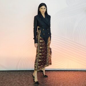 Dian Sastrowardoyo Instagram - Wearing @hiantjen top and @mahija.official jewellry for #dewifashionknights @jfwofficial Styled by @hagaipakan