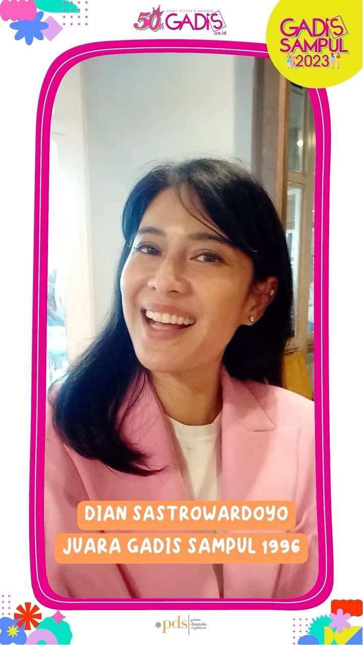 Dian Sastrowardoyo Instagram - Girls, kalian pasti sudah kenal dengan sosok inspiratif satu ini, kan? Yes, Kak @therealdisastr! Kak Dian merupakan lulusan GADIS Sampul 1996 yang berhasil keluar menjadi Juara Pertama GADIS Sampul 1996, lho! π€©π Sejak itu, Kak @therealdisastr semakin mendalami dunia hiburan dan seni sebagai model, aktris, hingga penyanyi π₯³ Hingga saat ini Kak @therealdisastr juga aktif berbagi ilmu dan memiliki yayasan sosial juga, lho!π«Άπ» Simak videonya untuk kenal lebih dekat, yuk! π₯° Mau satu almamater dengan @therealdisastr dan menjadi cewek inspiratif? π Ini peluang kamu! Daftaran dirimu segera di #GADISSampul2023 sekarang juga! π Pendaftaran 9 Oktober - 6 November 2023, girls! π Klik link di bio untuk cek persyaratan dan isi formulir pendaftaran GADIS Sampul 2023! #GADISSampul2023 #SelebrasiDiri #DuniaKitaDuniaGADIS #diansastro #diansastrowardoyo