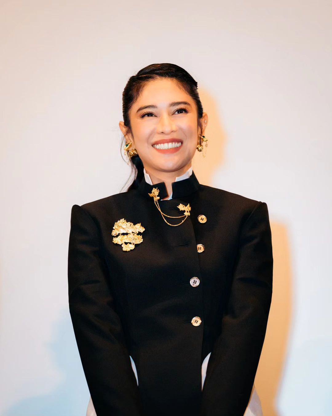 Dian Sastrowardoyo Instagram - Screening day #gadiskretekinbiff2023 #gadiskreteknetflix #cigarettegirlnetflix #BusanInternationalFilmFestival2023
