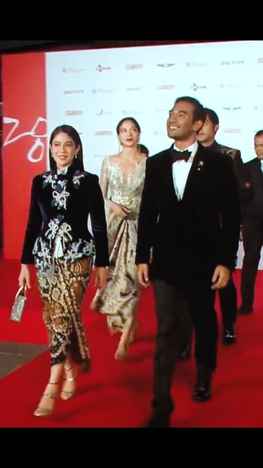 Dian Sastrowardoyo Instagram - From Magelang to @busanfilmfest. Bangga. So grateful to be part of #gadiskreteknetflix Congratulations to all the crews and casts, and everyone involved in this project, this is our work this our passion. Thank you everybody for your hard workππππππ #BusanInternationalFilmFestival2023