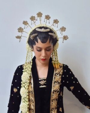 Dian Sastrowardoyo Instagram - Berbagai make up and look Dasiyah. Kudos to @asambudiono @lisaicamakeup @hagaipakan @saostomaat @akibaryou and team.