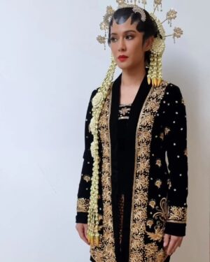 Dian Sastrowardoyo Instagram - Berbagai make up and look Dasiyah. Kudos to @asambudiono @lisaicamakeup @hagaipakan @saostomaat @akibaryou and team.