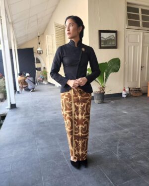 Dian Sastrowardoyo Instagram - Berbagai make up and look Dasiyah. Kudos to @asambudiono @lisaicamakeup @hagaipakan @saostomaat @akibaryou and team.