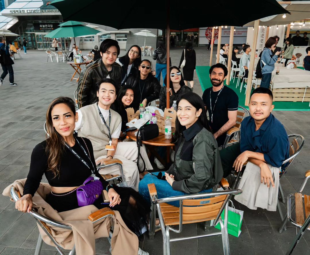 Dian Sastrowardoyo Instagram - Late post Busan #BusanInternationalFilmFestival2023 #Guyubdinegeriorang Busan International Film Festival
