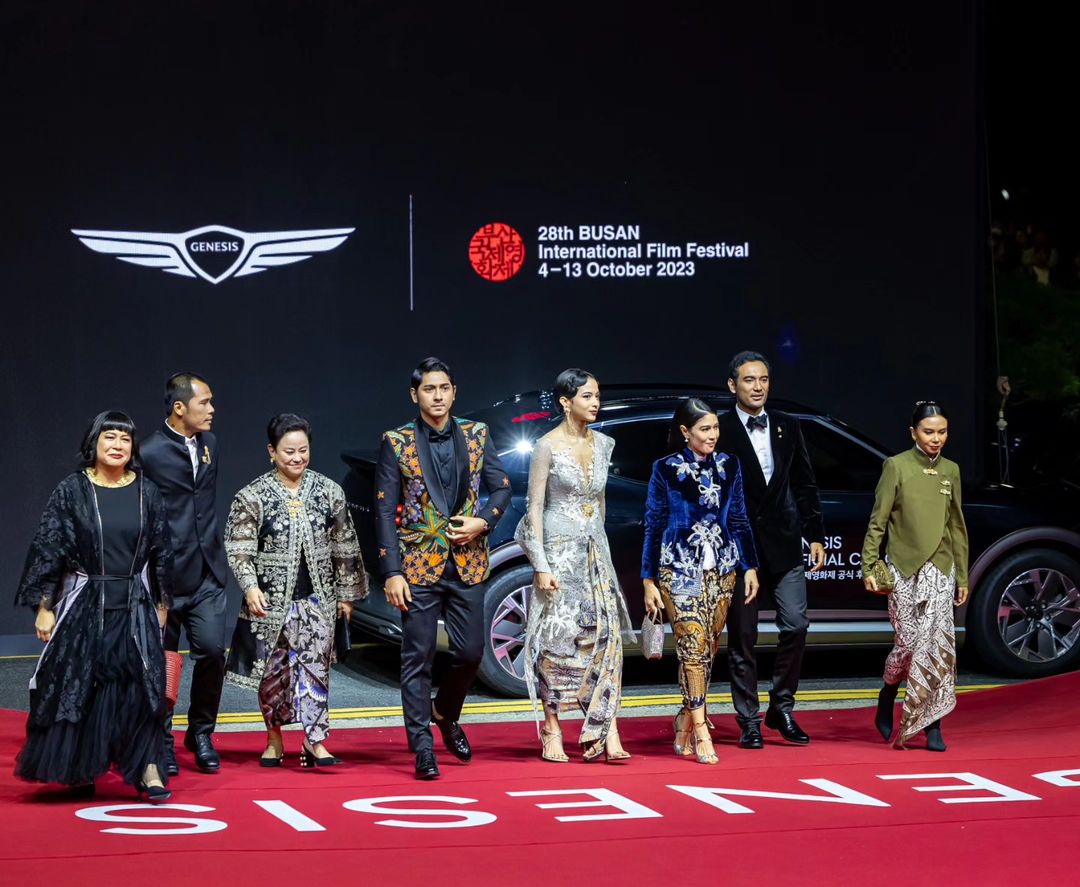 Dian Sastrowardoyo Instagram - Late post Busan #BusanInternationalFilmFestival2023 #Guyubdinegeriorang Busan International Film Festival