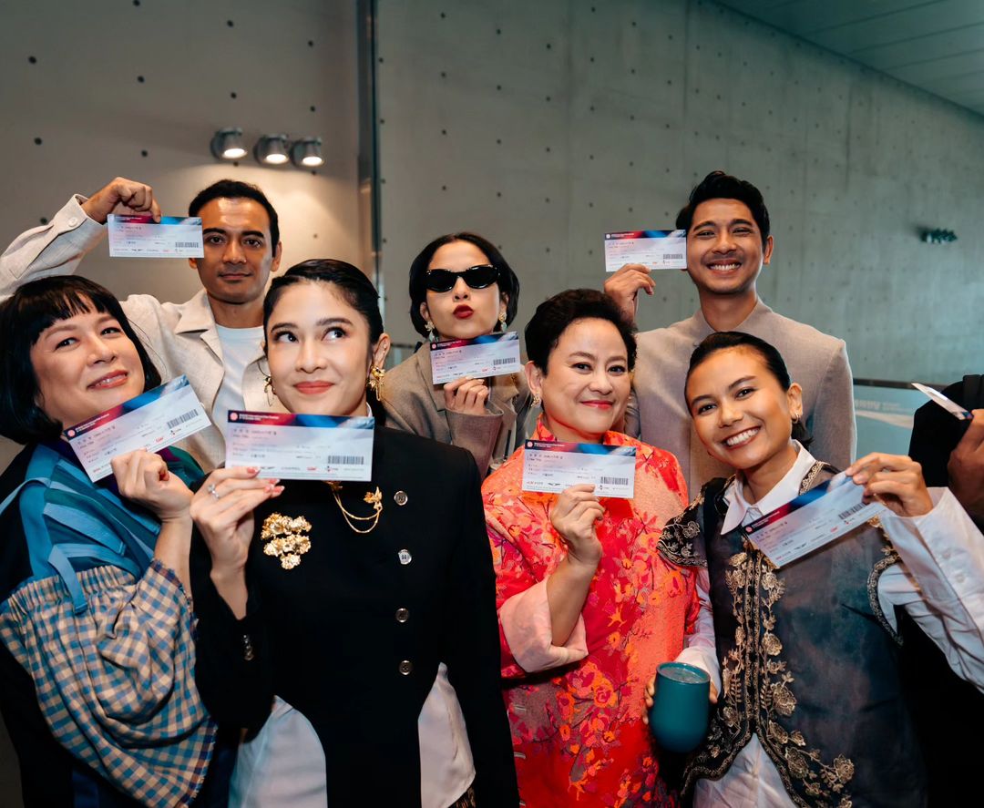 Dian Sastrowardoyo Instagram - Late post Busan #BusanInternationalFilmFestival2023 #Guyubdinegeriorang Busan International Film Festival