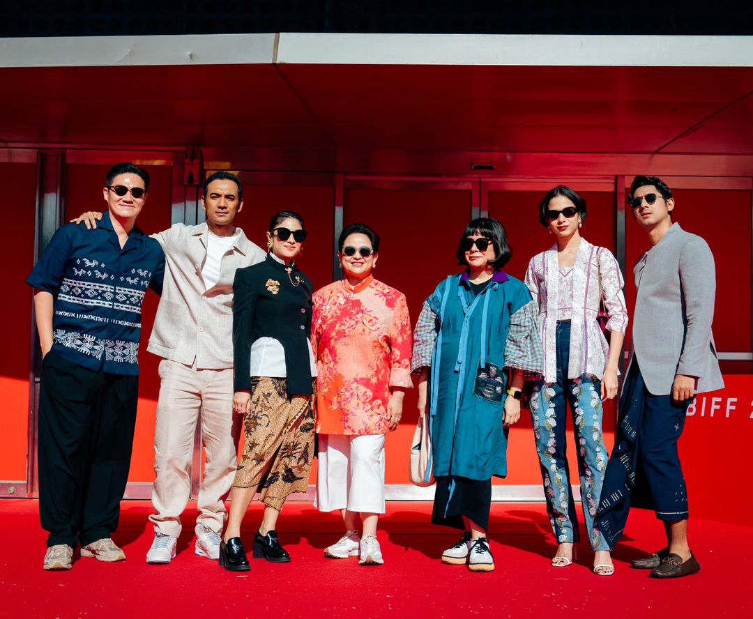 Dian Sastrowardoyo Instagram - Late post Busan #BusanInternationalFilmFestival2023 #Guyubdinegeriorang Busan International Film Festival