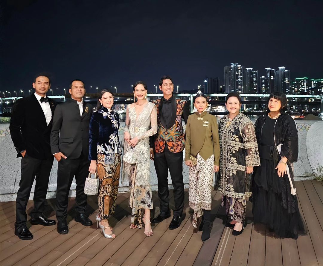 Dian Sastrowardoyo Instagram - Late post Busan #BusanInternationalFilmFestival2023 #Guyubdinegeriorang Busan International Film Festival