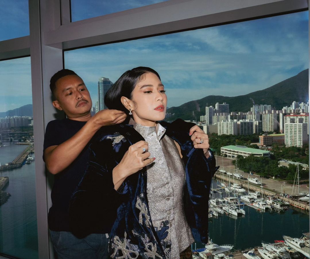 Dian Sastrowardoyo Instagram - Prep for opening night #BusanInternationalFilmFestival2023 Busan International Film Festival