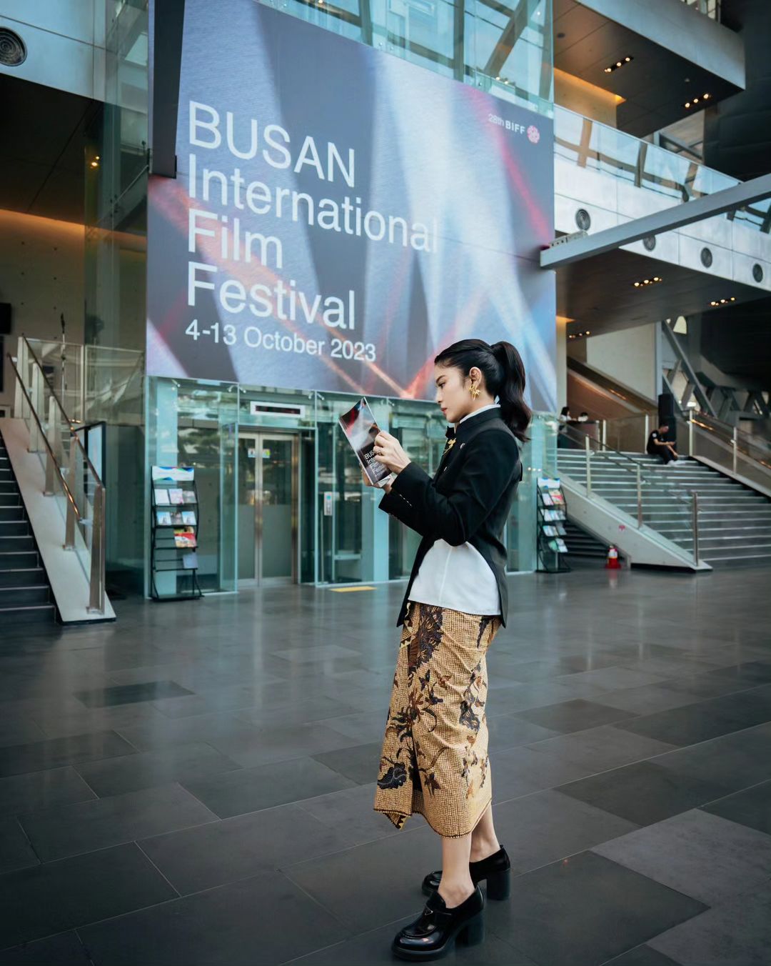 Dian Sastrowardoyo Instagram - Screening day #gadiskretekinbiff2023 #gadiskreteknetflix #cigarettegirlnetflix #BusanInternationalFilmFestival2023