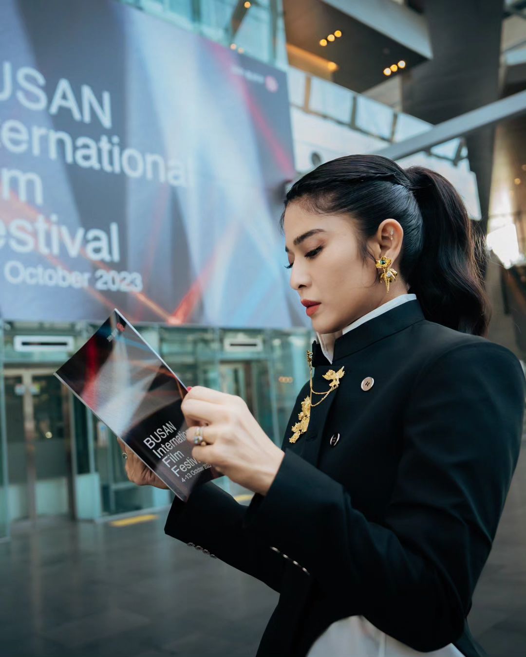 Dian Sastrowardoyo Instagram - Screening day #gadiskretekinbiff2023 #gadiskreteknetflix #cigarettegirlnetflix #BusanInternationalFilmFestival2023