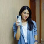 Dian Sastrowardoyo Instagram - Thank you @samsungindonesia for having me as speaker at Galaxy Campus. Seru banget bisa ngobrolin tentang film dan relevansinya dengan AI yang ada di Samsung S24 Ultra. Buat kalian yang mau rasain experience Galaxy AI di Samsung Galaxy S24 Series, bisa langsung cobain di Galaxy Booth UI dan dapatin promo disc 10%, Trade-In Cashback Up To 2.5Mio atau Free Standing Grip Cover worth Rp. 559K. Jangan lupa ikutan next event Galaxy Campus di FEB UI ya #GalaxyCampusID #withGalaxy #TeamGalaxy