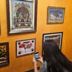 Dian Sastrowardoyo Instagram - Cerita Kaca, tentang seni lukis dan demokratisasi seni. Seni lukis ternyata bukan hanya milik satu kalangan saja, melainkan diselebrasi, berinteraksi dan menjadi media ekspresi dari kalangan mana pun. Salah satu lukisan yang intriguing kemarin adalah lukisan kaca Burak dengan kepala wanita bermahkota yang sarat makna filosofis. Yuk datang ke pameran ini, mention aku di story dan ceritain apa menurutmu lukisan yang paling menarik di pameran ini ___ CERITA KACA Perjalanan Seni Lukis Kaca Indonesia 4 Februari - 11 April 2024 @dialogue_arts #ceritakaca #dialogueculture #dialogueartspace #GalaxyS24 #galaxys24ultra