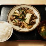 Diane Lin Instagram - 晚餐時間。 這盤味增炒茄子豆腐豬肉看起來也沒怎樣，但吃起來很WOW，份量不小不過一口接一口一下就吃光光了。 喜歡沖繩蕎麥麵（そば），麵體彈牙、吃得到小麥香，湯頭清爽。咖喱比日本本島的淡一些，我覺得吃起來比較不會膩。 吃了一家鐵板牛排，牛排跟漢堡排都非常非常好吃，副餐的麵包也是一百分。副餐也可以選白飯，日本人真的好喜歡白飯，牛排配白飯，酷！ 雖然覺得日本本島的白飯更好吃，但是即便飯都被裝成這樣：「🍚」我都還是吃完了。 能好好吃一頓好吃的飯就是人生最幸福之一吧❤️ 說著說著都餓了，先去吃晚餐了喔。