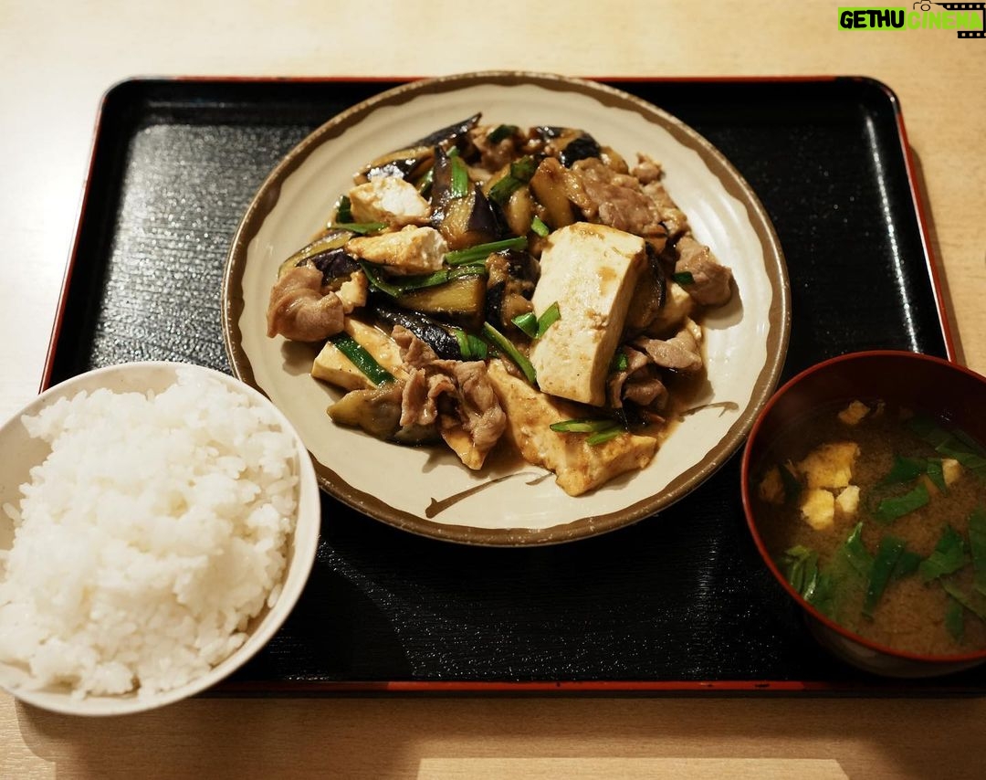 Diane Lin Instagram - 晚餐時間。 這盤味增炒茄子豆腐豬肉看起來也沒怎樣,但吃起來很WOW,份量不小不過一口接一口一下就吃光光了。 喜歡沖繩蕎麥麵(そば),麵體彈牙、吃得到小麥香,湯頭清爽。咖喱比日本本島的淡一些,我覺得吃起來比較不會膩。 吃了一家鐵板牛排,牛排跟漢堡排都非常非常好吃,副餐的麵包也是一百分。副餐也可以選白飯,日本人真的好喜歡白飯,牛排配白飯,酷! 雖然覺得日本本島的白飯更好吃,但是即便飯都被裝成這樣:「🍚」我都還是吃完了。 能好好吃一頓好吃的飯就是人生最幸福之一吧❤️ 說著說著都餓了,先去吃晚餐了喔。