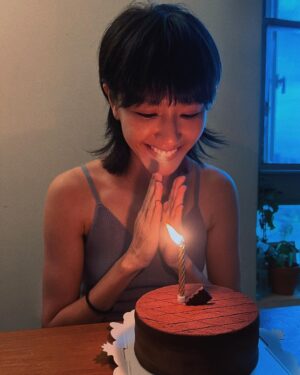 Diane Lin Instagram - 因為擁有太多太多愛，所以那些所謂不好的，變得根本不值得一提了。

喜歡劉黛瑩說的，大概是這樣：「因為感受過幸福，所以會哭。」

是啊，真正的幸福是會使人落淚的。32歲這年，特別有這種感覺，笑到哭，流了很多幸福的眼淚。

時時提醒自己：「愛永遠不嫌多，用力去愛吧！」

謝謝你們，愛人、好友與宇宙。

33歲還是要繼續平安健康呀！唯一的生日願望，分享給大家。