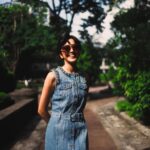 Diane Lin Instagram – 戴太陽眼鏡，從不是因為陽光太過刺眼，而是因為可以用濾鏡看看世界，好像多了一種「現實以外」的選擇。

Michael Kors這支眼鏡看出去的世界，是盛夏的黃昏，是颱風來臨前的晚霞，都是夏天最浪漫的時刻；鏡片透光的棕色，保留了一些真實，使我不至於迷失在虛實之間，方大的外框，完美搭配我此刻復古的短髮，只在小林眼鏡獨家販售，替它增添了一點神秘又獨特的色彩。

謝謝Michael Kors幫我滿足了這個小小心願，只要戴起眼鏡，就來到一天我最喜歡的時刻。夏天實在好熱，但此時的我，因能遊走在夢境與現實間，而多了一個喜愛它的理由。

#MichaelKorseyewear
#小林眼鏡獨家銷售