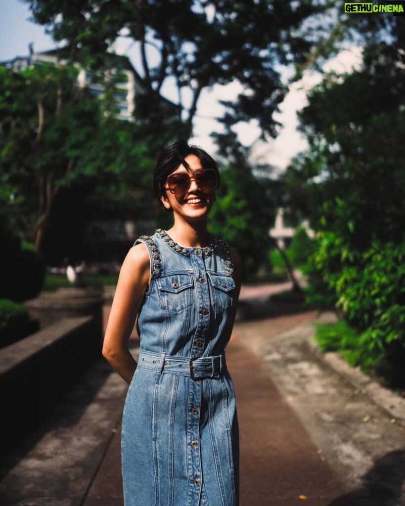 Diane Lin Instagram - 戴太陽眼鏡，從不是因為陽光太過刺眼，而是因為可以用濾鏡看看世界，好像多了一種「現實以外」的選擇。 Michael Kors這支眼鏡看出去的世界，是盛夏的黃昏，是颱風來臨前的晚霞，都是夏天最浪漫的時刻；鏡片透光的棕色，保留了一些真實，使我不至於迷失在虛實之間，方大的外框，完美搭配我此刻復古的短髮，只在小林眼鏡獨家販售，替它增添了一點神秘又獨特的色彩。 謝謝Michael Kors幫我滿足了這個小小心願，只要戴起眼鏡，就來到一天我最喜歡的時刻。夏天實在好熱，但此時的我，因能遊走在夢境與現實間，而多了一個喜愛它的理由。 #MichaelKorseyewear #小林眼鏡獨家銷售
