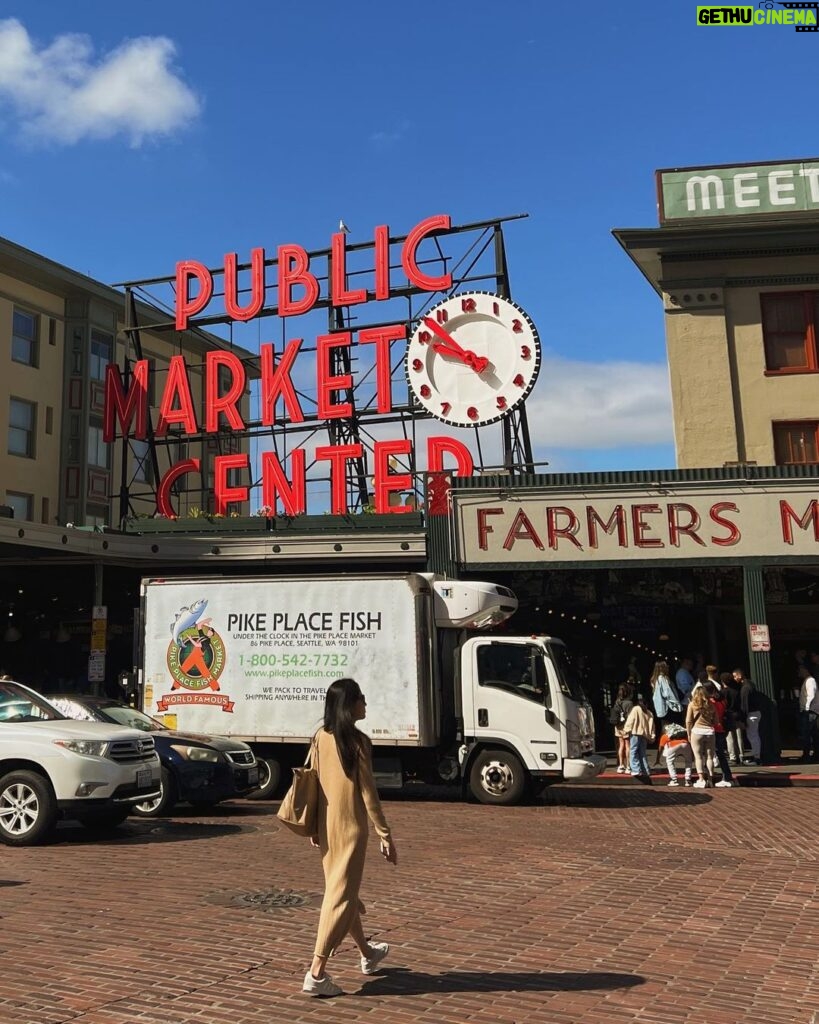 Diane Lin Instagram - 觀光客系列： 「我與派克市場！」 在米國遇到最多人的地方，堪比內湖好市多，雖然沒有五十塊的熱狗堡加可樂，但瑕不掩瑜；俯瞰港口的景色有一千分，本來想看夕陽但等到20:30都還豔陽高照，只好作罷。下次再來！ 六月還可以穿高領，很是愉快。 Pike Place Market
