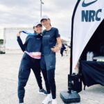 Diane Lin Instagram - 人生第一個10K，完賽⭐️ 賽前感冒，但還能比預期更快完賽，除了想痛哭一場，也想好好感謝幫助我的人。 深深一鞠躬謝謝小杰 @jaydaone111 把我想跑賽事的心願放在心上，牽起了與NIKE的緣分，促成了今日的存在。今天在賽道上，他一直關注我的狀態，衝刺去水站幫我拿水，提醒我調整呼吸、節奏，後來直接壓後讓我可以心無旁騖，一路向前。 謝謝Ariel的照顧，所有貼心的安排，讓我吃飽、睡好、穿好，才能無後顧之憂，專心在訓練跟比賽上。 謝謝我的定心丸，超強的敏敏教練 @min0115min ，她的每一次訓練，每一個細節的調整，每一個分享，還有每一句：「妳可以的！」都讓我跑得更穩。還好今天在她21K出發前有抱到，真的給我很多力量。 謝謝經紀人佳佳對我的猶豫不決總是老神在在，讓我更可以肆無忌憚使用我的選擇障礙，當然更謝謝她的陪伴，也謝謝公司支持我開始跑步。 謝謝Ariel、阿瑋、Anna陪伴訓練還有那些聽了會很想繼續跑下去的鼓勵，例如：「欸妳要不要直接報半馬啊？」 謝謝我的跑步啟蒙YJ，他說會來終點見證我的第一個10K，真的在人海中看到他的那個moment非常感人，可以記得很久。希望能快點跟上你的腳步，一起去比賽！ 謝謝每一位工作人員還有參與賽事的所有跑者。 謝謝如此美好的天氣。 謝謝林意箴，妳總是覺得自己很脆弱但又能保持堅定的心念，儘管無時無刻都在跟心魔拔河，但終究沒有放棄我。 謝謝跑步，神奇地使我如此痛苦，但同時又如此快樂。 最後，謝謝宇宙，我仍然相信一切都是最好的安排。 既然開始了，就繼續跑下去吧！不知道宇宙會帶我們跑去哪裡，無論如何，都非常值得期待！ @nike #NIKERUNNING #NRC #TaishinWomenRace First photo shot by @sarah65050