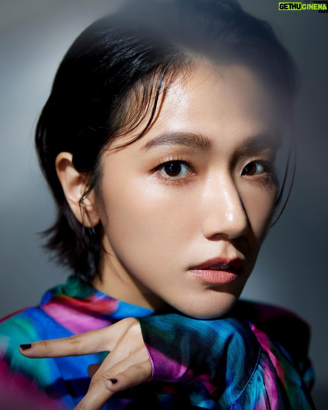 Diane Lin Instagram - 四月了! 紀錄一下三月最大成是跑了75公里,破人生紀錄,希望會繼續增加下去。 (什麼希望,是一定!) 哇,今天有點詞窮,大概是清明時節雨紛紛的關係。 (清明節表示:太愛牽拖了吧。) 本來想打一篇超dope的文搭配這系列的最後一張,但山窮水盡疑無路時,並不會每次都能柳暗花明又一村,就如同西哥在《模仿犯》裡說的:「遇到了就面對,只能這樣了。」實在是再同意不過了! 那就祝大家愚人節快樂,騙人不嘴軟,被騙不生氣,沒被騙不難過。 溫馨提醒:連假可以去看《做工的人》電影版,以及一次追完《模仿犯》,真心大推,真心不騙。 #我第六集看完了 #我沒被騙我有點難過 Makeup @backstage_curry @backstage_doris Hair @jimmy1987909 Photo @jimmychaochi Stylist @tripler_studio @dahsi.ent #大璽影藝