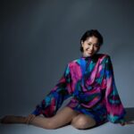 Diane Lin Instagram - 洗澡的時候哭可以省衛生紙，也可以避免衣領濕掉，我覺得蠻方便的。 這個心得完全沒辦法圖文相符，拍洗澡跟哭都不太對，那就用個十萬八千里遠的照片來搭配吧。 小時候動不動就哭，後來因為工作哭不出來，現在慢慢找回小時候那個易感的自己。喜歡感傷，因為總覺得能體驗各種情緒，無論正面負面，都是幸運的吧！ 只是有時候實在太多，會想跟情緒溝通一下，希望他們冷靜點。 人生已花好多時間跟情緒過招，目前依然是，但比較能夠見面時只是打個招呼，不需招待他們的停留，對於他們的遊走，越來越自在。 如果更認識自己就是長大的話，那我覺得我做得還可以喔！而且這種長大，還蠻可以接受的。 Makeup @backstage_curry @backstage_doris Hair @jimmy1987909 Photo @jimmychaochi Stylist @tripler_studio @dahsi.ent #大璽影藝