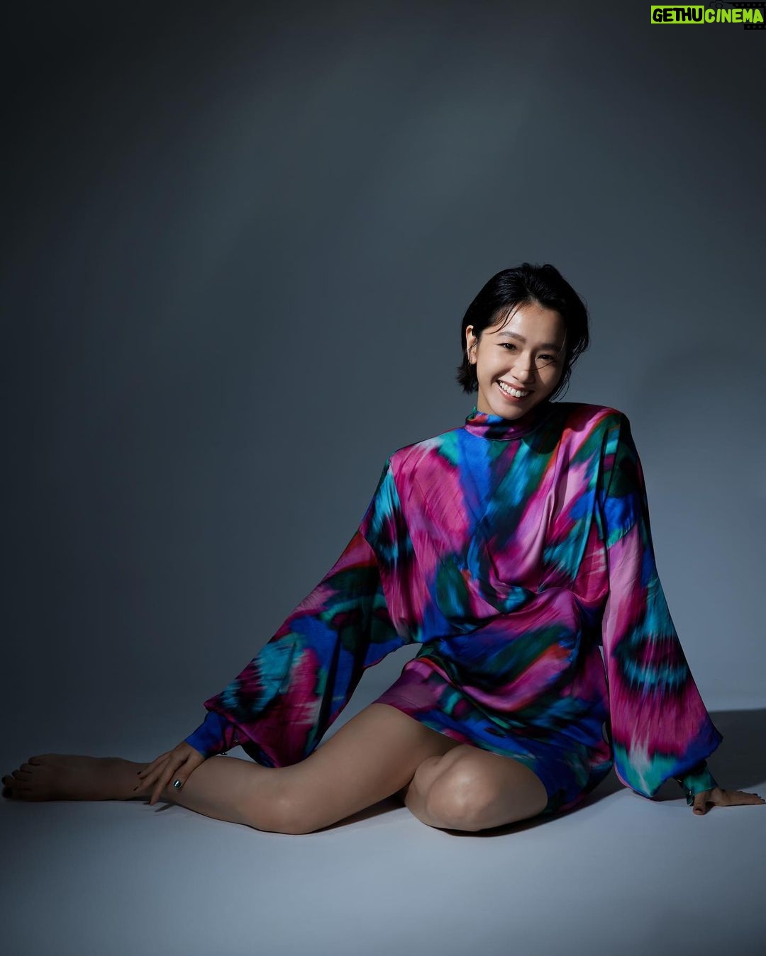 Diane Lin Instagram - 洗澡的時候哭可以省衛生紙,也可以避免衣領濕掉,我覺得蠻方便的。 這個心得完全沒辦法圖文相符,拍洗澡跟哭都不太對,那就用個十萬八千里遠的照片來搭配吧。 小時候動不動就哭,後來因為工作哭不出來,現在慢慢找回小時候那個易感的自己。喜歡感傷,因為總覺得能體驗各種情緒,無論正面負面,都是幸運的吧! 只是有時候實在太多,會想跟情緒溝通一下,希望他們冷靜點。 人生已花好多時間跟情緒過招,目前依然是,但比較能夠見面時只是打個招呼,不需招待他們的停留,對於他們的遊走,越來越自在。 如果更認識自己就是長大的話,那我覺得我做得還可以喔!而且這種長大,還蠻可以接受的。 Makeup @backstage_curry @backstage_doris Hair @jimmy1987909 Photo @jimmychaochi Stylist @tripler_studio @dahsi.ent #大璽影藝