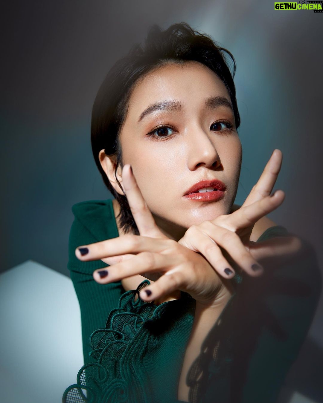 Diane Lin Instagram - 最棒的美夢就是不要做夢,可以一覺到天亮。 以後跟別人道晚安可以祝福:「願你無夢。」 但假如是在曖昧或追求階段,建議不要,還是說些不切實際的好聽話,例如:「願你夢中有我。」(開玩笑的喔,這句也不能說。) 不過夢還是很迷人的,那些在現實中不會實現的,我們就訴諸於夢境,即便知道非真實,卻仍然樂在其中,賠上睡眠品質也在所不惜。 但那種被追殺、被討債、生氣、暴怒、追捕他人的情節,就先別了。現實生活體驗也夠了,夢到真的會覺得到底有完沒完啊? Makeup @backstage_curry @backstage_doris Hair @jimmy1987909 Photo @jimmychaochi Stylist @tripler_studio #大璽影藝 @dahsi.ent