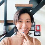 Diane Lin Instagram - 梳洗完畢覺得refreshing就來拍張照吧。但下巴有一個驚天動地的痘痘，不得不遮起來，我想這就是此地無銀三百兩的最佳寫照。 我愛自然捲，但他已近乎猖狂了，讓我回想到國中的時候奮不顧身去離子燙，希望頭髮比直線還直，真的是誰沒年輕過。 以後被問做過最瘋狂的事就講這個好了，但應該會被評論為稍微無聊或是太小題大作了。 話好多喔，大概是因為下雨了吧！好久沒下雨了，久別重逢，還真不錯。