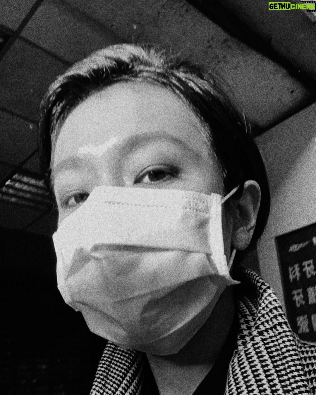 Diane Lin Instagram - 就這樣默默戴了三年口罩 是時間過得太快 還是人其實很容易建立新的習慣 突然有點不捨 但應該不是不捨口罩 而是不捨這些時間 三年來的一切 好像發生好多事 但其實也只有一件事 就是好好活下來 充滿矛盾衝突的人與人之間 突然多了一個共同的信念 詭異的團結不知是好是壞 攝於三年前的最近 戴口罩初始 在口罩的結束 紀念一下 謝謝口罩避免了一些這個那個的 還是要注意健康好好保重身體