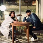 Diane Lin Instagram – 「凡是在自己的節奏裡的，都是自由的。」—《宇宙記憶》

上次跟牧民導演 @mumingtsai 合作是好多年前的《時光》，當時年輕又菜；好幾年後他又要拍片了，找我去《宇宙記憶》玩玩，那時的我不年輕了，但還是很菜。

開心的是兩場戲都是跟好友江常輝 @stevenchiang7882 一起，所以非常放心，加上導演給予的空間，還有開拍前獨白的共同創作，加總為一個輕鬆有趣的過程。

在宇宙面前，秒分時日週年，都幻化成肉眼不得見的塵埃，但同時我們也傾全力填寫、書畫，將每一個小小的片段，拼湊成我們稱之為「人生」的模樣。

喜歡導演的浪漫，還有一些隱蔽的小幽默，自在且不避諱。

最後謝謝宇宙，相信一切都是最好的安排。

十二月了，今年最後一季的努力就是天天都有出門喔，為自己鼓掌。

P.S. 《宇宙記憶》探討的很大很廣，還在整理思緒，待日後與大家分享。

Photo by 薇薇 @winniefeng332