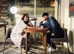 Diane Lin Instagram - 「凡是在自己的節奏裡的，都是自由的。」—《宇宙記憶》

上次跟牧民導演 @mumingtsai 合作是好多年前的《時光》，當時年輕又菜；好幾年後他又要拍片了，找我去《宇宙記憶》玩玩，那時的我不年輕了，但還是很菜。

開心的是兩場戲都是跟好友江常輝 @stevenchiang7882 一起，所以非常放心，加上導演給予的空間，還有開拍前獨白的共同創作，加總為一個輕鬆有趣的過程。

在宇宙面前，秒分時日週年，都幻化成肉眼不得見的塵埃，但同時我們也傾全力填寫、書畫，將每一個小小的片段，拼湊成我們稱之為「人生」的模樣。

喜歡導演的浪漫，還有一些隱蔽的小幽默，自在且不避諱。

最後謝謝宇宙，相信一切都是最好的安排。

十二月了，今年最後一季的努力就是天天都有出門喔，為自己鼓掌。

P.S. 《宇宙記憶》探討的很大很廣，還在整理思緒，待日後與大家分享。

Photo by 薇薇 @winniefeng332