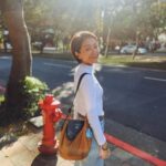 Diane Lin Instagram - 天氣好的時候，就要穿白色高領。 我已為冬天準備好源源不絕的高領！或是一件穿三天也可。 #你最近在看什麼書跟我分享啦
