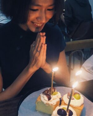 Diane Lin Instagram - 無法量化的愛，總和成無法量化的幸福，散落在每一毫秒之間，實在太幸運了。

愛的確無法量化，而且因為極度複雜，所以也就極度簡單，大概是這樣吧。

因為太幸福，不敢再貪心，健康平安就好。

#happy32 #peacelove