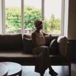 Diane Lin Instagram – 用旅行的風景與所遇之直式照片來為八月作總結&九月作開端。
—終極版的圖文不符開始—
不知所以逃過多次後還是確診了。
關在家裡就是不斷睡覺,進入睡眠的終點不再是醒來,終點消失了,迎面而來的是更多睡眠。每天睜開眼睛後,很細心地體會今日身體與昨日身體的同與不同,再微小的進步都很振奮人心,然後再被新的症狀打擊得一塌糊塗,然後繼續睡覺。
隔離的日子有點度日如年的味道,主要是症狀好轉的速度很緩慢,因此拖累了時間的走速;但很神奇的是,最後一個顯著的症狀在第八天早晨醒來後就撥地一聲消失了,睡眠的終點回來了,我用盡全身的力氣抵達,終於醒來了。
確診的感觸是複雜的。
大概是過去兩三年,世界起了一場天崩地裂的大火,看著火越燒越大,能做的也僅止於束手無策的觀望,你絕對是不想踏進去的,但你可能不得不,一切都是神秘的未知;確診呢,就是百般不情願地踏進火裡,當然不是救火,而是讓火燒一燒吧,燒去一身的膽怯與不安。恍然大悟後,日子照舊,但身體與心境卻不再相同。
病毒是肉眼看不見的尺寸,但在他們面前,我們比肉眼看不見的尺寸更渺小。他們防不勝防,日子過得提心吊膽。換個角度看,病毒需要我們的身體生存下去,他們不是凶神惡煞,他們也只是混口飯吃。但這些已不再重要,反正我是親身經歷了這場舉世矚目的火,時代的印記,刻寫在我的基因上了。
不情願但也沒轍,跟人生大多的事情一樣。那就這樣吧!
也只能這樣了啊,講得多灑脫一樣。
對於未來,反而多了一點樂觀,但不是因為看好未來,是因為未來變得沒這麼重要了。你沒把握,因為你什麼都不知道啊,只要你不把希望寄放在那頭,你就更能傾注全力地活在當下,而當下太短暫,所以你沒有時間悲觀,大概是這樣。
體內有COVID19足跡的我,雖然新新的,但大部分還是很老套,所以「活在當下」這種驚世警語,還是會講個不停的啦!
最後:狂喝水,狂睡覺,好得快。無論確診與否都要當防疫狂人,祝福大家平安健康!
九月來吧~開學啦~動起來~繼續打怪。