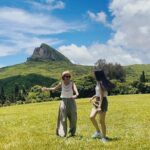 Diane Lin Instagram – 這趟獨自一人開了990公里的姊姊說:「這樣蠻好的,我們應該每年都要出來玩一趟。」
每次怕得要死的時候,都是姊姊跟我說不要怕,很奇怪的是我就真的不會怕了。
只能說姊姊是很神奇的存在,也是一種很特別的生物,贊成請+1。(關於她神奇的地方不勝枚舉,大概可以出書來說明。)
謝謝姊姊非常突然起心動念的旅行,讓我今年夏天不至於太過空白,但我覺得,下次可以換我開車吧,沒有問題的啦!
圖一:我們的衣服有搭配但誰看得出來
圖二:姊姊與大尖山
圖三:沒有特別
圖四:異形
圖五:magic~
#到底要多怕這個人開車才能有一個人開990公里的毅力與決心?