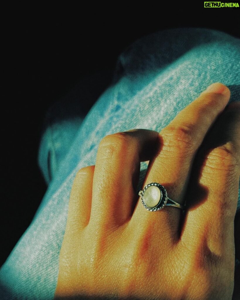 Diane Lin Instagram - 十月的最後一天，這個時間的走速實在令人不敢恭維，但也只能接受，不然你想怎樣？ 用照片粗略說明一下十月的一些小事： 1. 15年前我媽在美國某國家公園買給我的月光石戒指，以為不見了，難過堪稱撕心裂肺。結果前幾天在一個化妝包的內袋裡找到了！我的內心放了一場煙火。 2. 姥姥蠻喜歡宜家活動換到的肉丸子娃娃（翻轉後是熊熊），我就提議要送給她，她說：「先放我這裡吧，妳想他的時候再來拿。」 3. 我姊人生第一場10K賽事勢必是需要去終點迎接的。You are the best. @dolcelin 4. 終於與闊別多年的摯友和她的新生娃（已成孩）見面了。他看著我笑的時候，我有種世界很美好的感覺。 5. Just me and my brothas. 6. 去看婉婷的舞台劇《熱天酣眠》，在海景第一排（舞臺上）拍下她在桃花源裡的身影。嘿她是我摯友欸（驕傲貌） 7. Last but not the least. 健康快樂平安 my brotha！ 以上僅為心滿意足十月的冰山一角，謝謝您的收看，我們十一月見💕