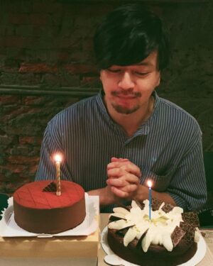 Diane Lin Instagram - 40歲絕對值得擁有兩個蛋糕吧！

圖二：「哎唷，時間過得真快，一下就40了。」

圖三不符合人體工學🙂

生日快樂❤️

#年復一年